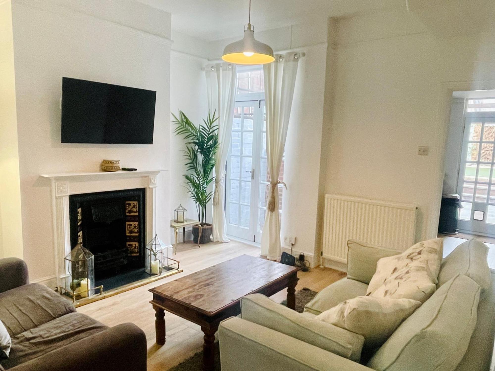 Newly Refurbished City Centre House With Parking إكزيتر المظهر الخارجي الصورة