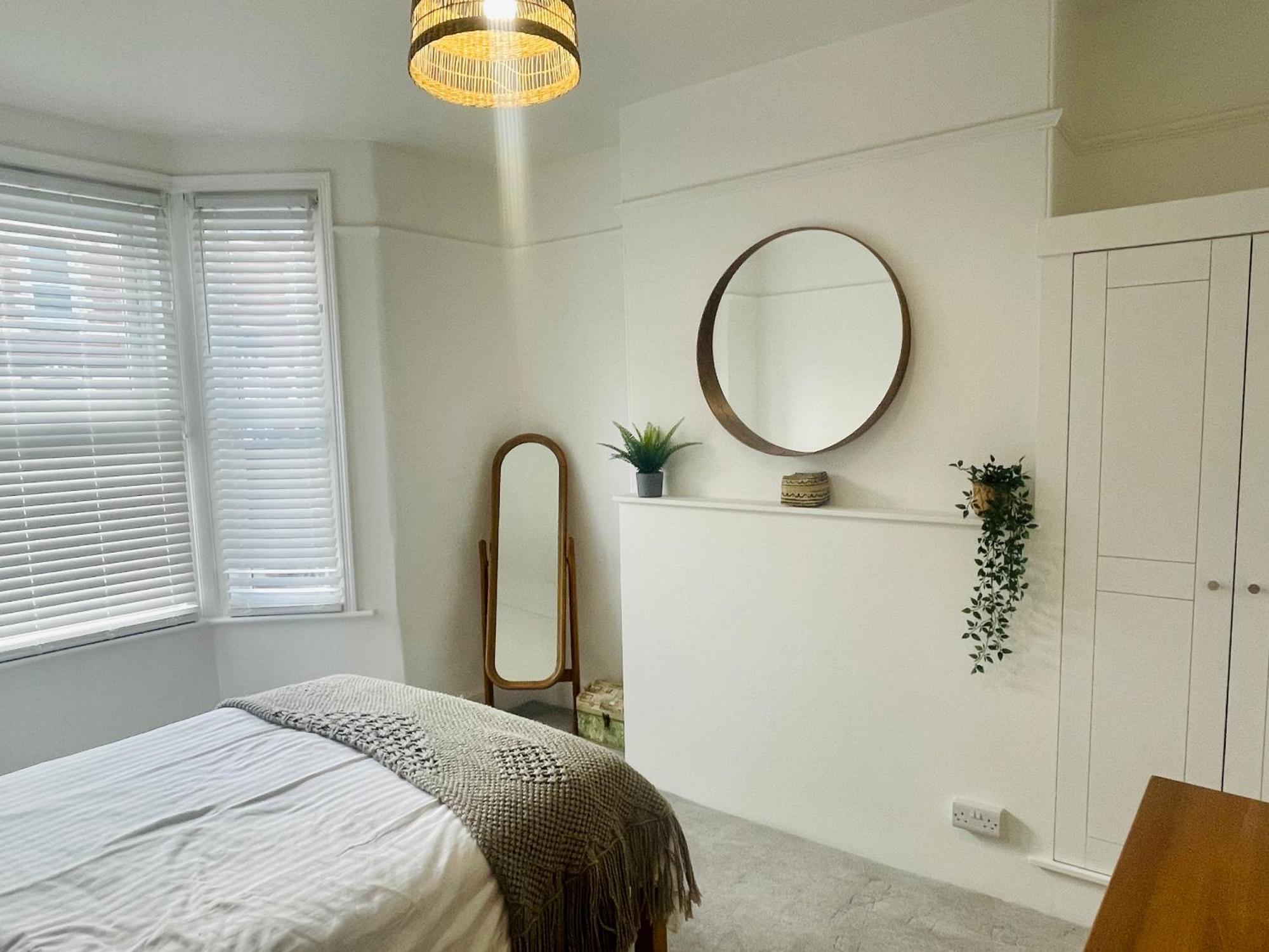 Newly Refurbished City Centre House With Parking إكزيتر المظهر الخارجي الصورة