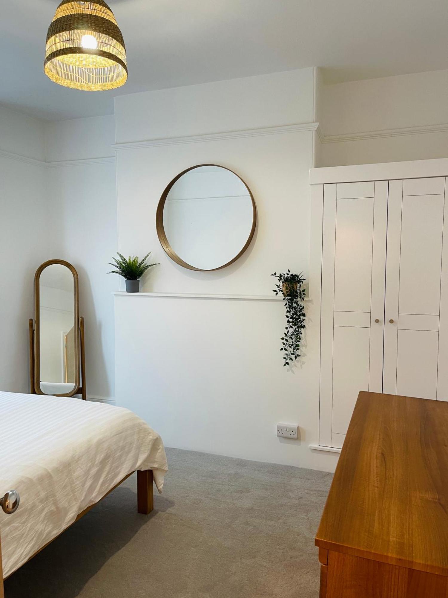 Newly Refurbished City Centre House With Parking إكزيتر الغرفة الصورة